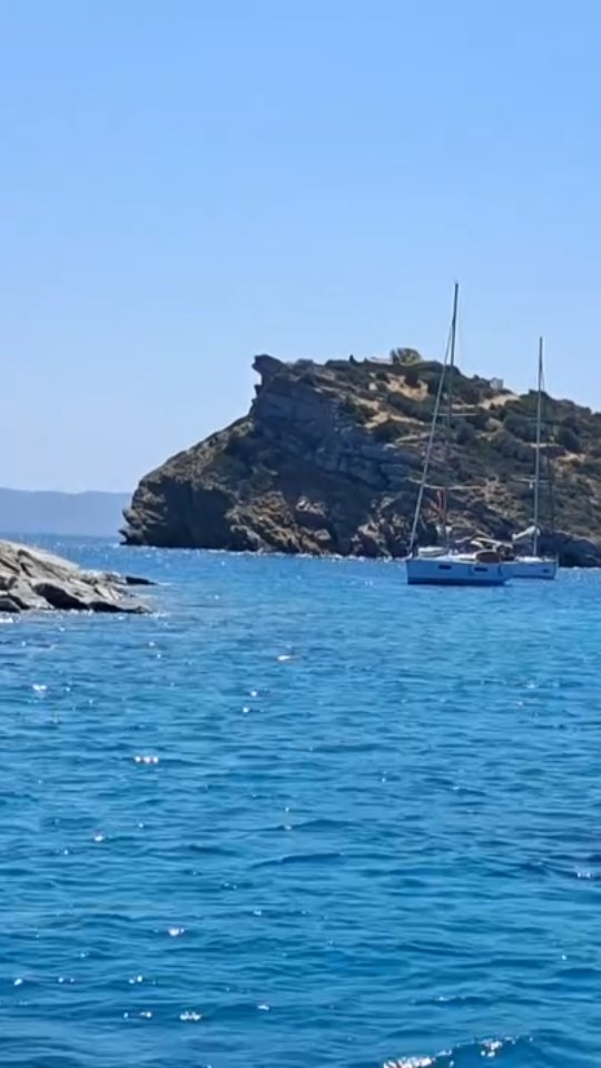 Poros between Gali and Peloponese coast
#elaineyacht
#yachtgreece
#greekislands
#privateyacht
#sailinggreece