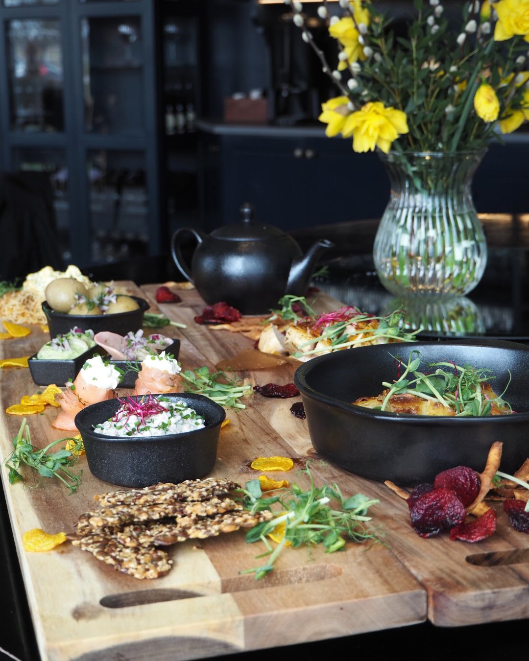 Har du testat vårt populära sharingkoncept? I påsk har du chansen! 💛
Den 2-4 april, mellan klockan 17-22, dukar vi upp goda smaker som hör påsken till – mindre rätter som delas direkt vid bordet.
Pris: 495kr
Boka genom att kontakta oss:
📞 0511-31 00 00
✉️ info.konst@julahotell.se
Välkommen att fira påsken hos oss med en riktig smakupplevelse! 🐣