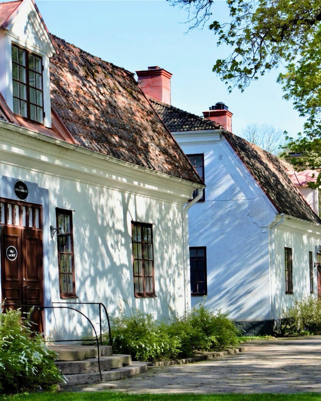 Våra fina villor rymmer superiorrum, enkelrum och standarddubbelrum. Här bor du i allén mellan den pampiga Herrgårdsbyggnaden och Orangeriet. Lugnt och naturnära, alldeles intill älven 🤍
Nu har alla badrum i villa 1 och några i villa 2 fått sig ett rejält lyft. Swipe för att se före och efter renoveringen 👉🏻