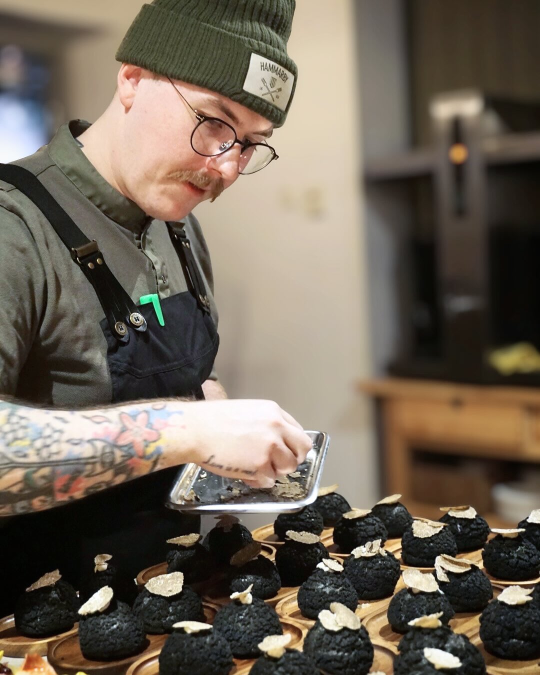 Bakom varje rätt på vår meny står ett gäng passionerade kockar som brinner för riktigt god mat. Det är de som testar, smakar av, finslipar och ser till att varje tallrik som lämnar köket håller nivån.
Denna gång får ni lära känna vår Souschef Eric och vår á la carte-kock Lukas lite bättre 🙌🏻👨🏼🍳