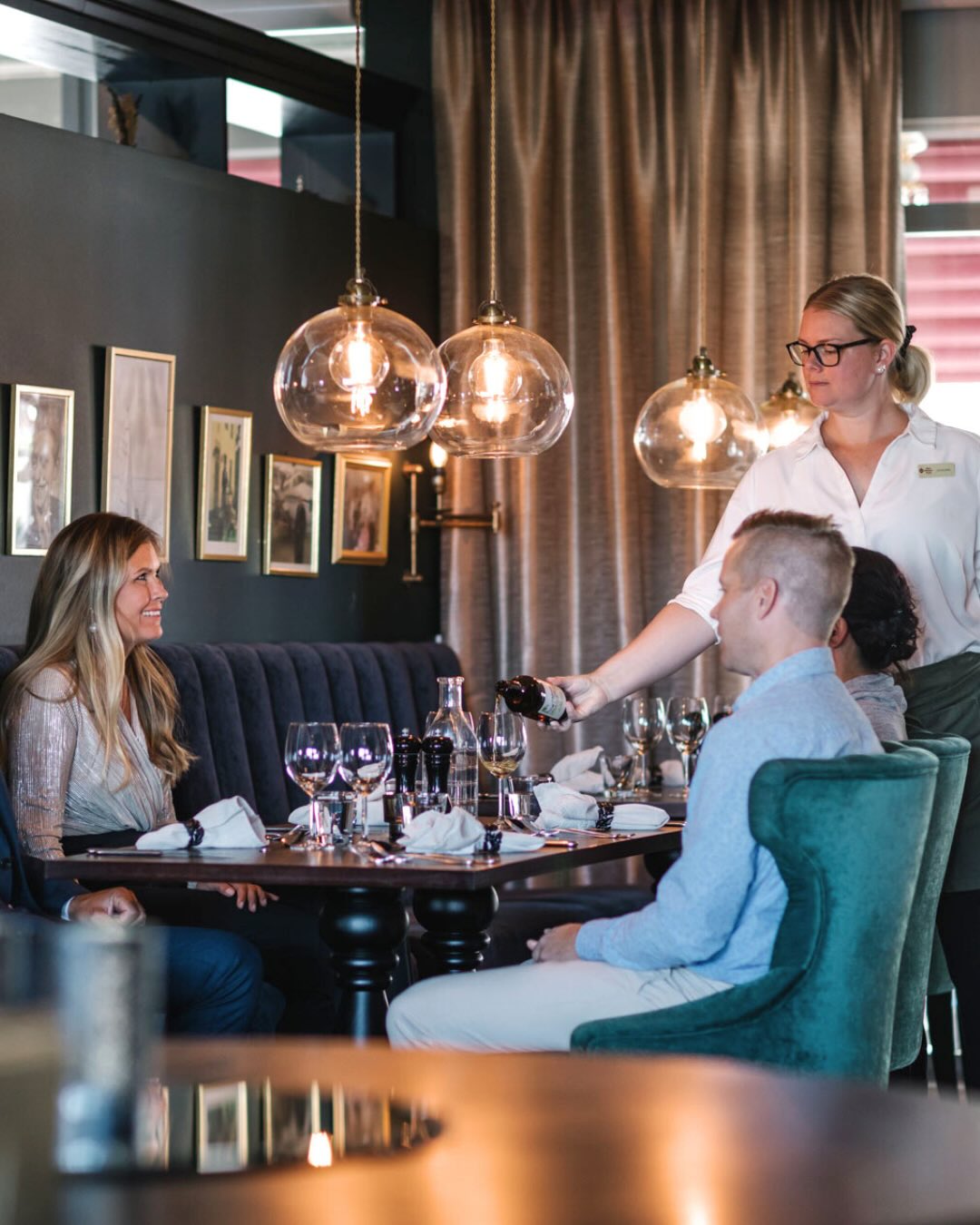 Restaurangveckan 2026!🍽️
Nästa vecka går Restaurangveckan av stapeln. Då serverar vi en speciellt framtagen tvårättersmeny, för endast 250:- per person. 🍷
Passa på att unna er en härlig middagsupplevelse hos oss, mitt bland konsten!
Menyn serveras mellan den 23 till 28 mars, klockan 17.00-22.00.
Boka bord:
0511-31 00 00 eller info.konst@julahotell.se
Swipe för att se menyn 👉🏼
Välkomna!