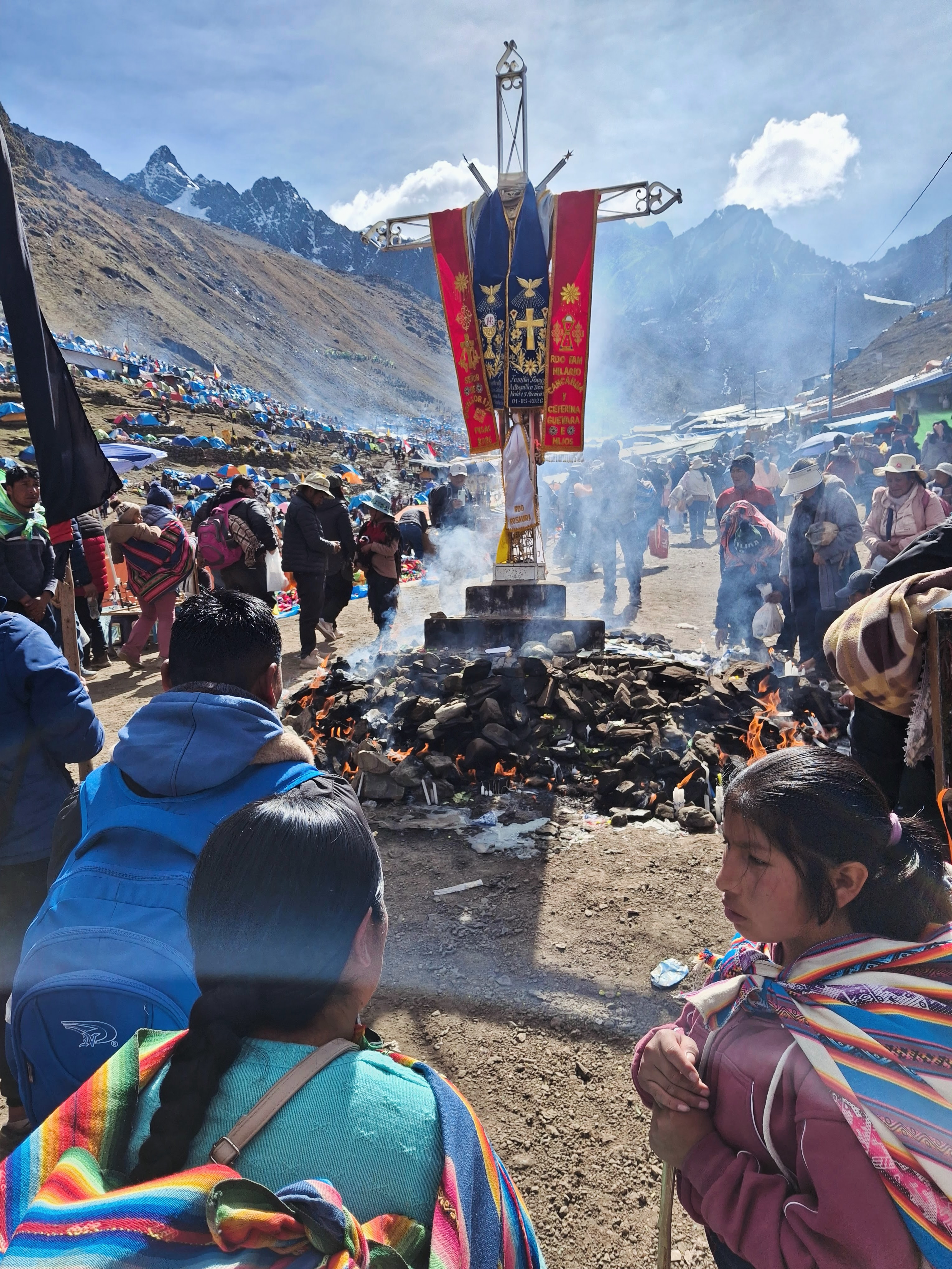 Our group at Qoyllur Rit’i, one of the most important pilgrimages in the Peruvian Andes. Every year, thousands of people gather high in the mountains to celebrate a unique blend of Indigenous Andean traditions and Catholic faith, surrounded by breathtaking glaciers and stunning landscapes. An unforgettable cultural and spiritual experience. ✨🏔️
Thanks to our amazing guide Marco and @ys.wander for the photos 💚😊
#apusperu #qoylloriti #peruadventure