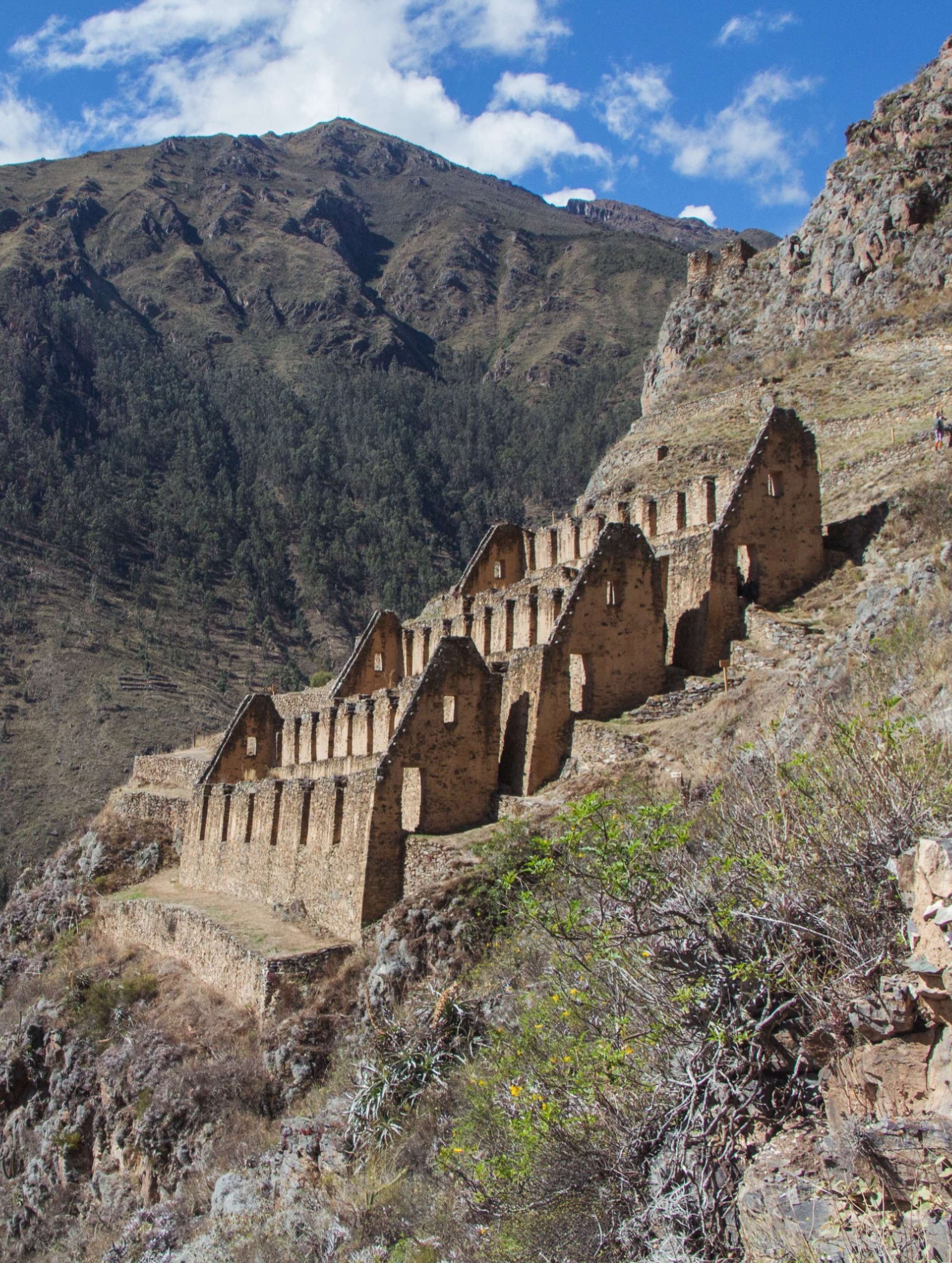 Did you know Ollantaytambo has incredible Inca ruins you can explore for free? 🏔️
While the main archaeological site requires a ticket, the town itself is filled with fascinating Inca terraces, ancient streets, and hidden corners where you can experience the history and magic of this living Inca town. ✨
A perfect stop to enjoy the beauty of the Sacred Valley without spending a fortune. 🌿
#apusperu #ollantaytambo #perutravel