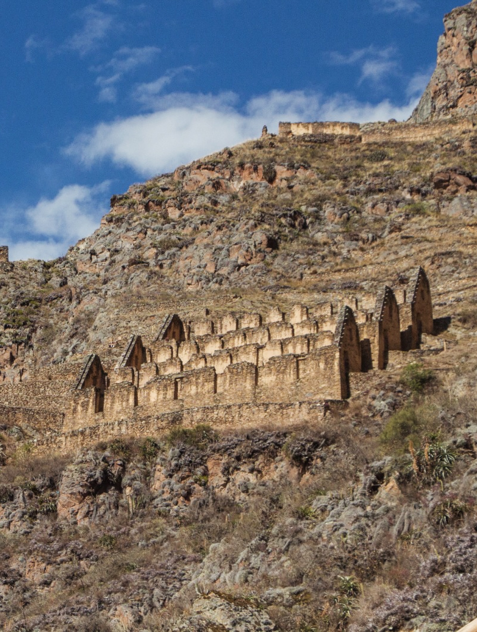 Did you know Ollantaytambo has incredible Inca ruins you can explore for free? 🏔️
While the main archaeological site requires a ticket, the town itself is filled with fascinating Inca terraces, ancient streets, and hidden corners where you can experience the history and magic of this living Inca town. ✨
A perfect stop to enjoy the beauty of the Sacred Valley without spending a fortune. 🌿
#apusperu #ollantaytambo #perutravel