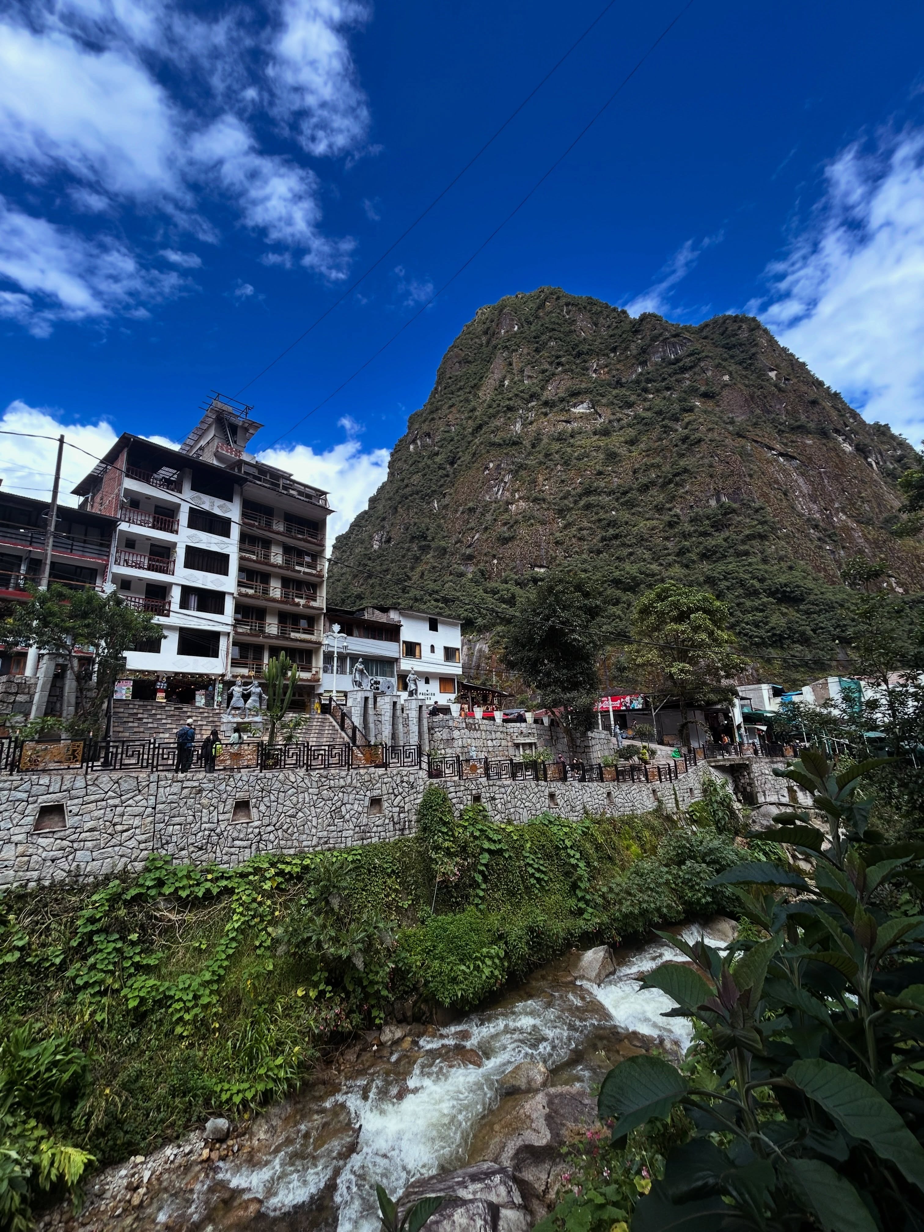 Aguas Calientes is such a charming little town! 🌿✨ Colorful streets, lush mountains all around, and the funniest part: peaceful street dogs sleeping absolutely everywhere. 🐕💤❤️
#aguascalientesperú #machupicchu #doglover